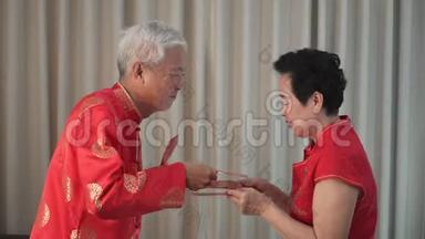有趣的是，中国大丈夫给妻子很多红包来庆祝新年
